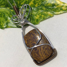 Load image into Gallery viewer, MIRIAM/CALLIGRAPHY GEM NECKLACE