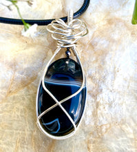 Load image into Gallery viewer, BLACK BANDED AGATE PENDANT