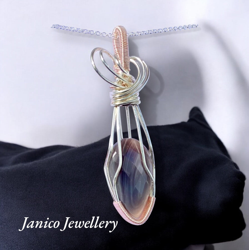 BOTSWANA PEAR AGATE PENDANT
