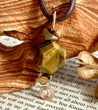 Load image into Gallery viewer, TIGERS EYE PENDANT
