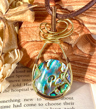 Load image into Gallery viewer, ABALONE ROUND PENDANT

